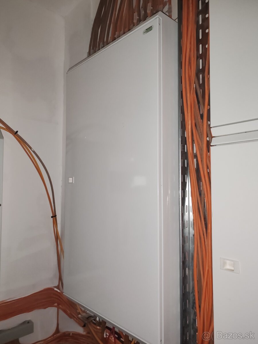 Noark rozvádzač s káblami